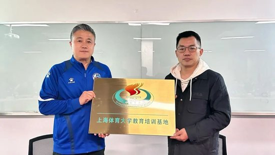 获互联网周刊授予的中国百家优秀网站。展示图片